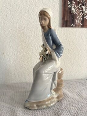 Lladro Porcelain Girl sitting with Calla Lillies - perfect condition!